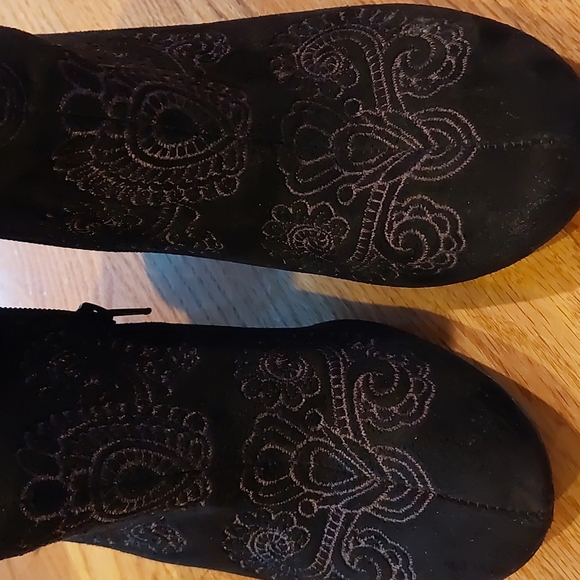 Andrew Geller black ankle suade boots - Picture 5 of 13